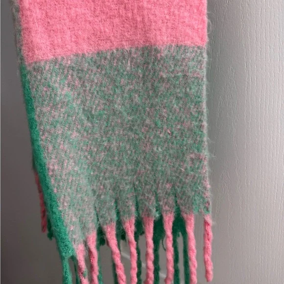 UO Check Scarf - Picture 4 of 5